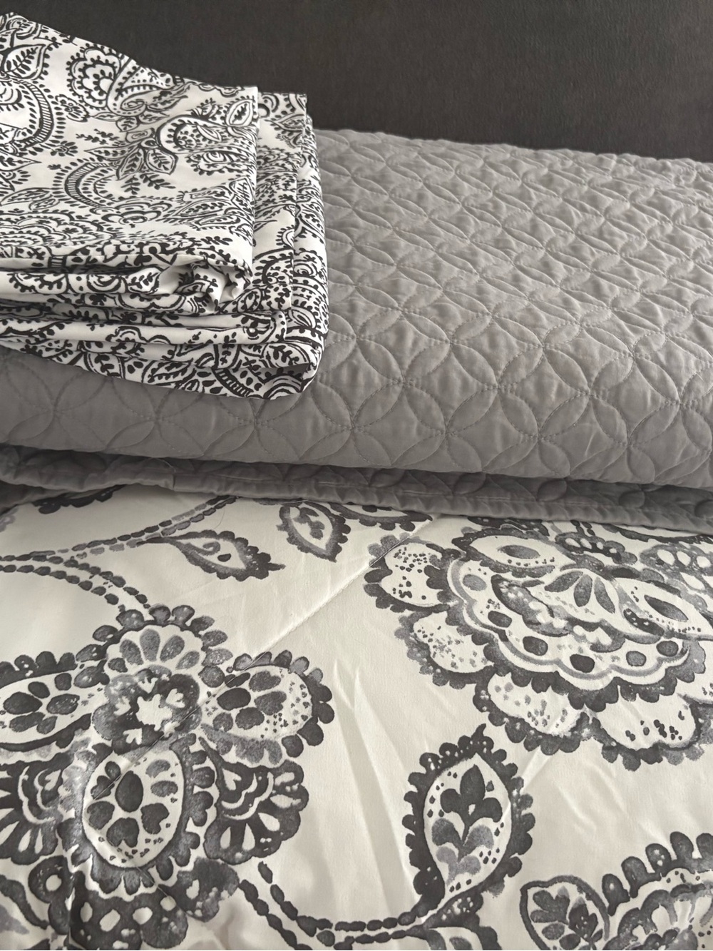 Queen Reversible Comforter Set - - Picture 3 of 4